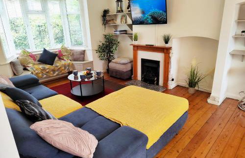 Epicsa - Corporate & Family Stay in 3 Bedroom House with Garden, FREE parking - Foto 2