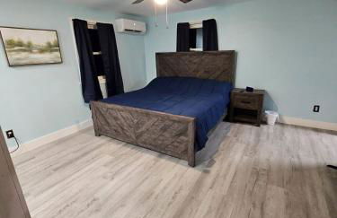 King Bed Outdoor Fireplace Seconds From Highway - Foto 22