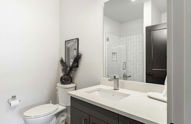 Prime Walkable Midtown Location, Pool, Gym Outlaw's Den by Avantstay - Foto 17