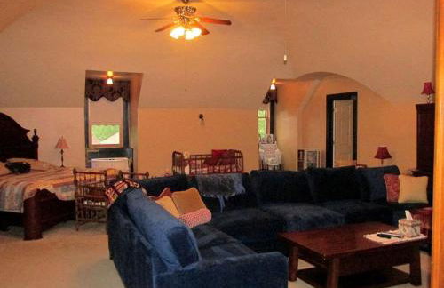 Amazing Villa Rental near Lake Michigan for Family or Group Glamping Vacations in Sheboygan, Wisconsin - Photo 14