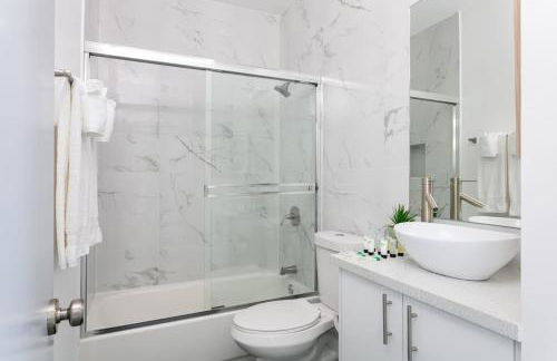 Upscale LA Getaway Sleeps 8 with Free Parking - Foto 21