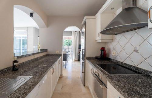 La Caleta Luxury Seaside Villa with 3 Bedrooms and Private Pool - Foto 18