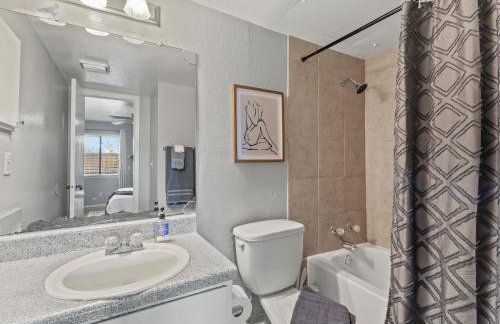 Alder Stay 3BD Townhome in Heart of Arlington - Foto 16