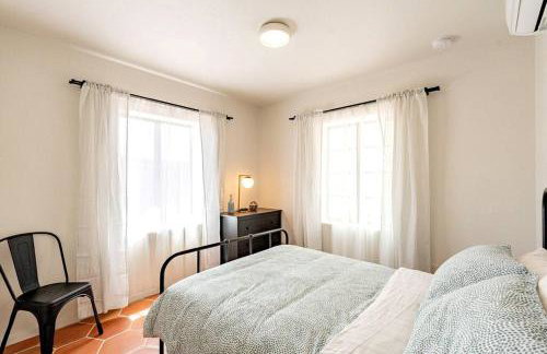 Cute & Cozy 2BR 1BA Adobe w Firepit Near UA & UMC - Foto 4