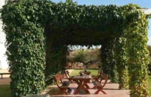 Top-Floor Beachfront Apartment with Parking, Pool, & Spacious Sea-View Balcony - Photo 15