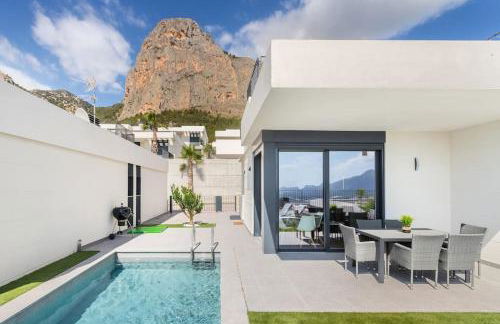 Casa con piscina climatizada y vistas al mar - Foto 1