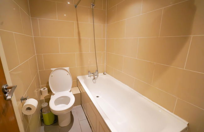 Cosy 2-bed 2 Bathroom Apartment in London - Foto 13