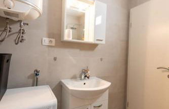 City Center Apartment with Free Parking - Foto 28