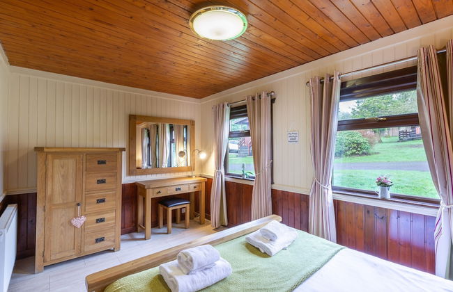 Bluebell Lodge 4 with Hot Tub - Photo 2