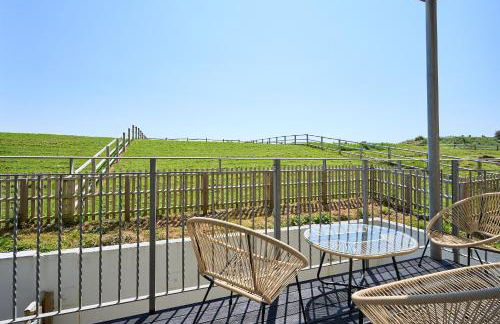 Riviera View - A Stunning Large 1 Bed Apt - Private Parking - 5 Mins To Beach - Dog Friendly - Close To Ventnor, Shanklin & Sandown - Ideal For Friends, Families & Business Travellers - Managed By "Greenstay Serviced Accommodation" - Foto 1