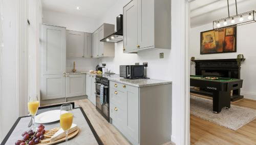 NEW Apartment with Pool Table and Parking Sleeps 7 - Foto 3