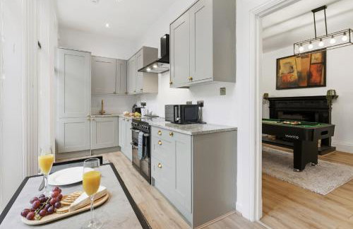 NEW Apartment with Pool Table and Parking Sleeps 7 - Foto 3