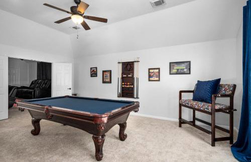 Upscale 4BR Cypress Home w Pool, Hot Tub, Theater, Sleeps 20 - Foto 27