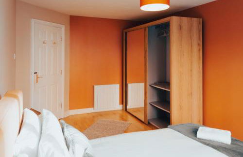 Central Manchester Gem with Stylish 2BR Retreat and Free Carpark - Foto 9