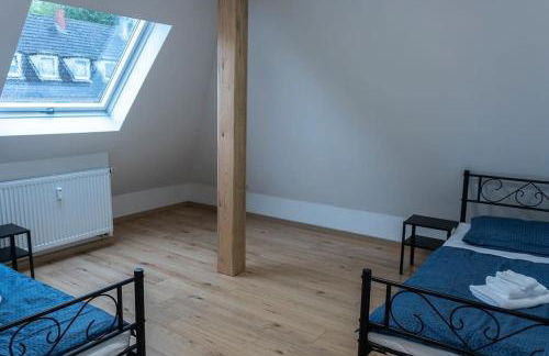 Moderne Ferienwohnung in Gelsenkirchen-Schalke für 1 bis 7 Personen mit Terrasse, ideal für Gruppen & Stadionbesuche - Foto 17