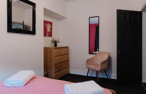 Charming Victorian Terrace near City with Free Parking - Foto 17
