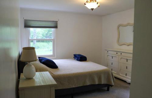 Large home with hot tub in serene wooded setting - Foto 40