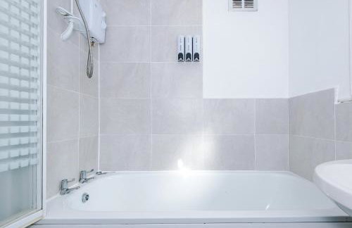 Charming 2 Bed House, Sleeps 6, Free parking, Contractors welcome - Foto 22