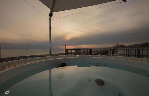 Beachfront Penthouse with private parking - Foto 47