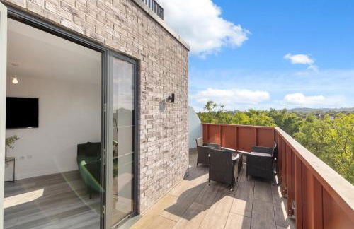 Luxury 3BR Apt Sleeps 10, Wembley & Park Views - Photo 15