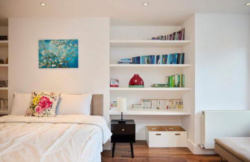 The Clapham Crib - Spacious 4BDR House with Patio - Photo 48