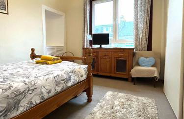 Spacious 2-Level Home by the Beach & Transport - Foto 12