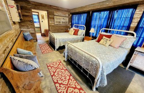 TJs Escape Landmark Oak Tree 1mile2river - Foto 17