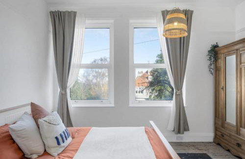 Bright Apartment w Parking & Distant Sea Views - Foto 11