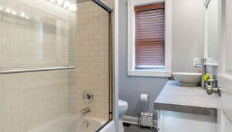 Luxury Chefs Kitchen - OSU/Short North - Sleeps 10 - Foto 5, towels, Shower