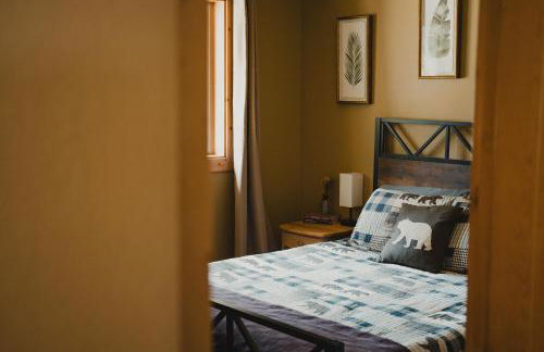 Cabin Minutes to Mt Rainier - EV, HotTub, 2 Queen and Twin - Photo 9