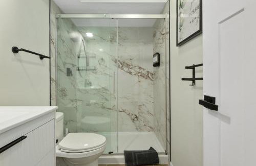 Beautiful Overland Park 3 King Bed Modern Getaway - Foto 18