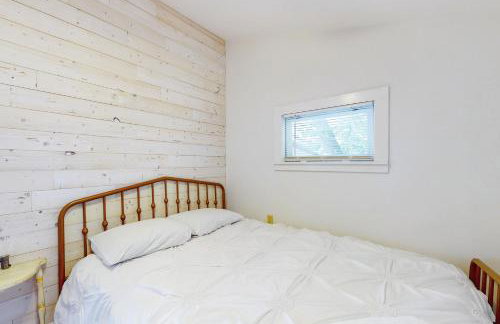 2BR Lakeside Home with Patio, Porch and AC - Foto 13