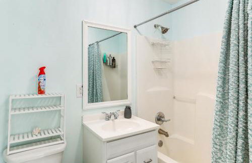 3 Mi to Riviera Beach! Group-Friendly Home with Yard - Foto 16