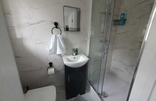 Private Room Sleeps 2 with Ensuite & Parking - Foto 15