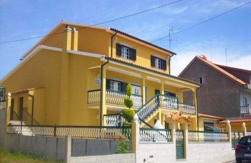 Charming House in Cortiçada with Balcony and Mountain View - Foto 1