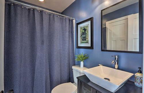 Morrisonville Manor with Fire Pit and Hot Tub! - Foto 26