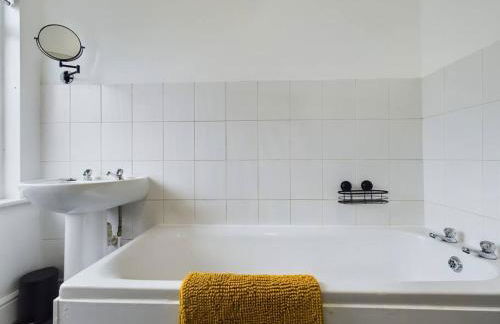 Cliff House By RMR Accommodations - NEW - Sleeps 8 - Modern - Parking - Foto 23