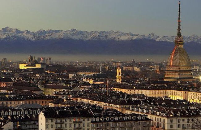 Tour nocturno guiado a pie por Turín de 2 horas en grupo reducido - Foto 1