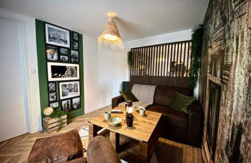 L'Expédition - By BEST KEYS - Expérience Unique - Déco Immersive - Lit Queen Size & Canapé Convertible - Centre Ville - Smart TV - Machine à Café Nespresso - Netflix & WiFi ILLIMITÉ - Check-in Autonome - Parking Gratuit - Foto 3