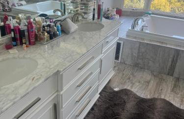 Big Bright Burlingame Hills Bay View Home - Foto 8