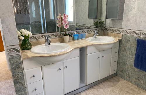 Villa Med A 2 kilometros andando de la playa, del puerto de Aguadoç y a 4 del centro de Sitges Muy Soleada todo el dia Capacidad superior a 16 personas NO REQUIERE COCHE - Foto 29