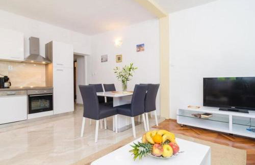 Villa Dalmatian Gem - Two-Bedroom Villa with Terrace and Swimming Pool - Photo 8