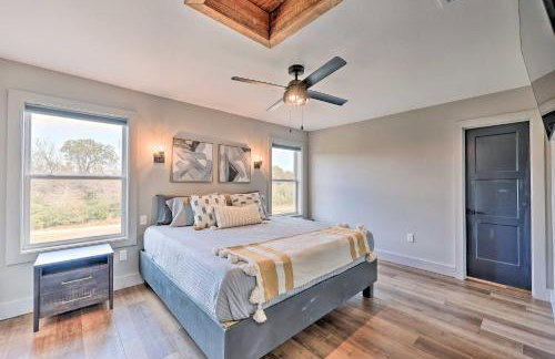 Lavish Riverfront Escape with Gas Grill! - Foto 28