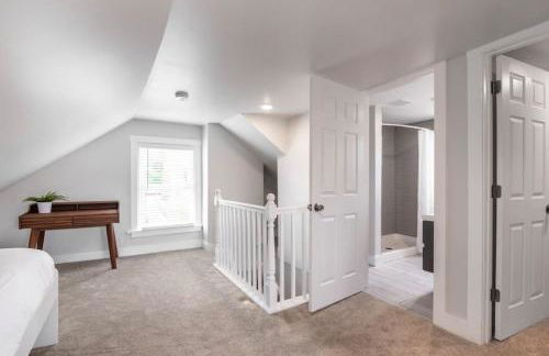 Deluxe 4-Bedroom w Huge Deck 3-Min to Downtown - Foto 16