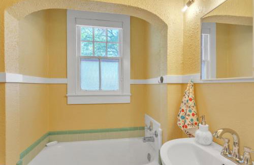 Retro Revival with Modern Comfort - A Mid-Century Gem in Gonzales LA - Foto 35