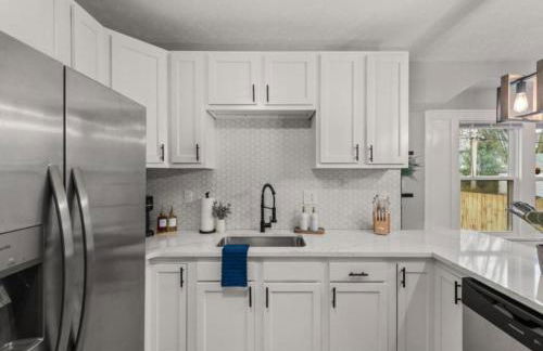 Newly Renovated and Designed Near Downtown - Foto 14