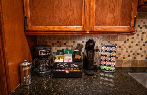 Myrinn-Hobbit Cottage on the Creek Storybook Stay - Foto 18