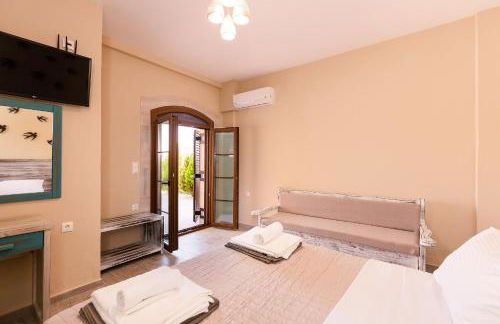 Ilys Home, a Country-chic Retreat with Pool & BBQ, By ThinkVilla - Photo 28