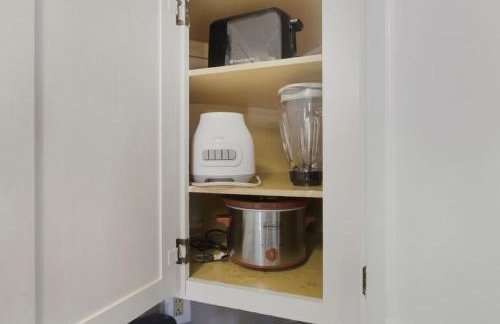 Next Stop! Comfort! 3 BR Near Amtrak Station! - Foto 32