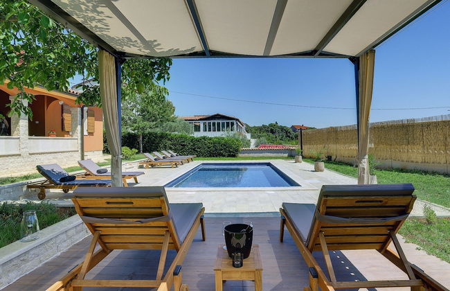 Villa in Peroj With Private Pool & Near Beach - Foto 16